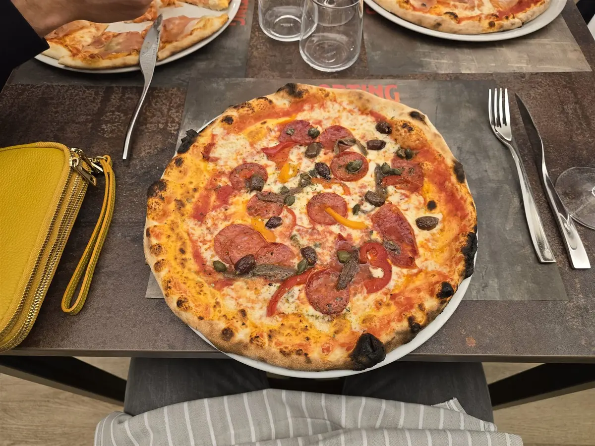 Pizzeria Sporting a Endine Gaiano: la Diavola dove vince l'acciuga